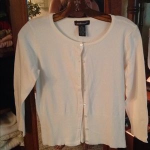 2/$15 Takeout nice little spandex off white cardigan pretty buttons